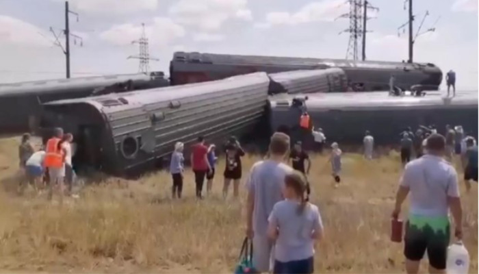 100 человек получили травмы в результате столкновения поезда и КАМАЗа в Волгоградской области