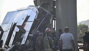 Ankara'da otobüs üst geçide çarptı: 9 ölü