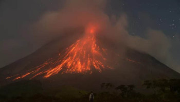 Merapi Yanardağı lav ve kül püskürttü