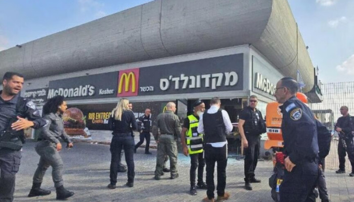 1 killed, 8 wounded in Be'er Sheva shooting attack