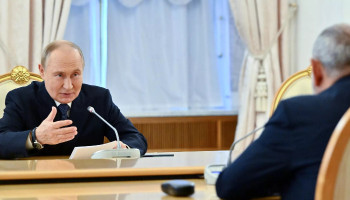 Песков назвал темы переговоров Путина с Алиевым и Пашиняном