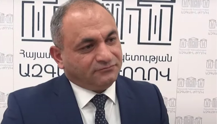 «Մարզպետի աշխատավարձը չի՞ բավականացնում ձեր ընտանիքին»․ լրագրողը՝ Ահարոն Սահակյանին