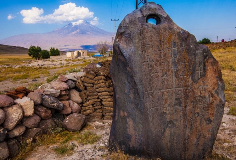 Վերնամասում անցք ունեցղ ուղղաձիգ քար