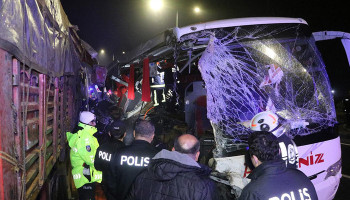 Denizli'de yolcu otobüsü tıra çarptı: 1 ölü, 20 yaralı