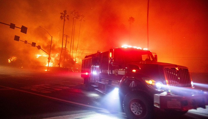 Los Angeles'ta orman yangınları nedeniyle yaklaşık 30 bin kişi tahliye ediliyor