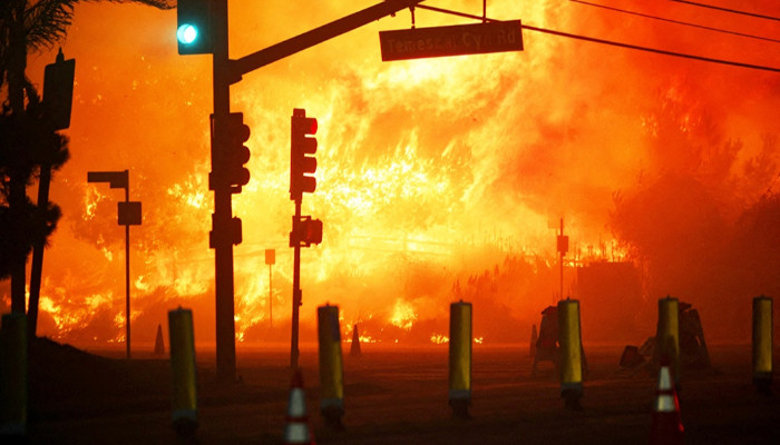 Wildfire rages in Los Angeles, forcing people to evacuate