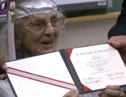 97 տարեկանում ամերիկուհին դպրոցն ավարտելու դիպլոմ է ստացել (վիդեո)