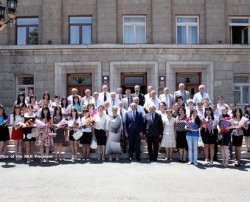 Президент Саакян вручил дипломы группе выпускников АрГУ