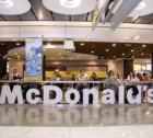 Макдоналдс начнет продавать детские книжки